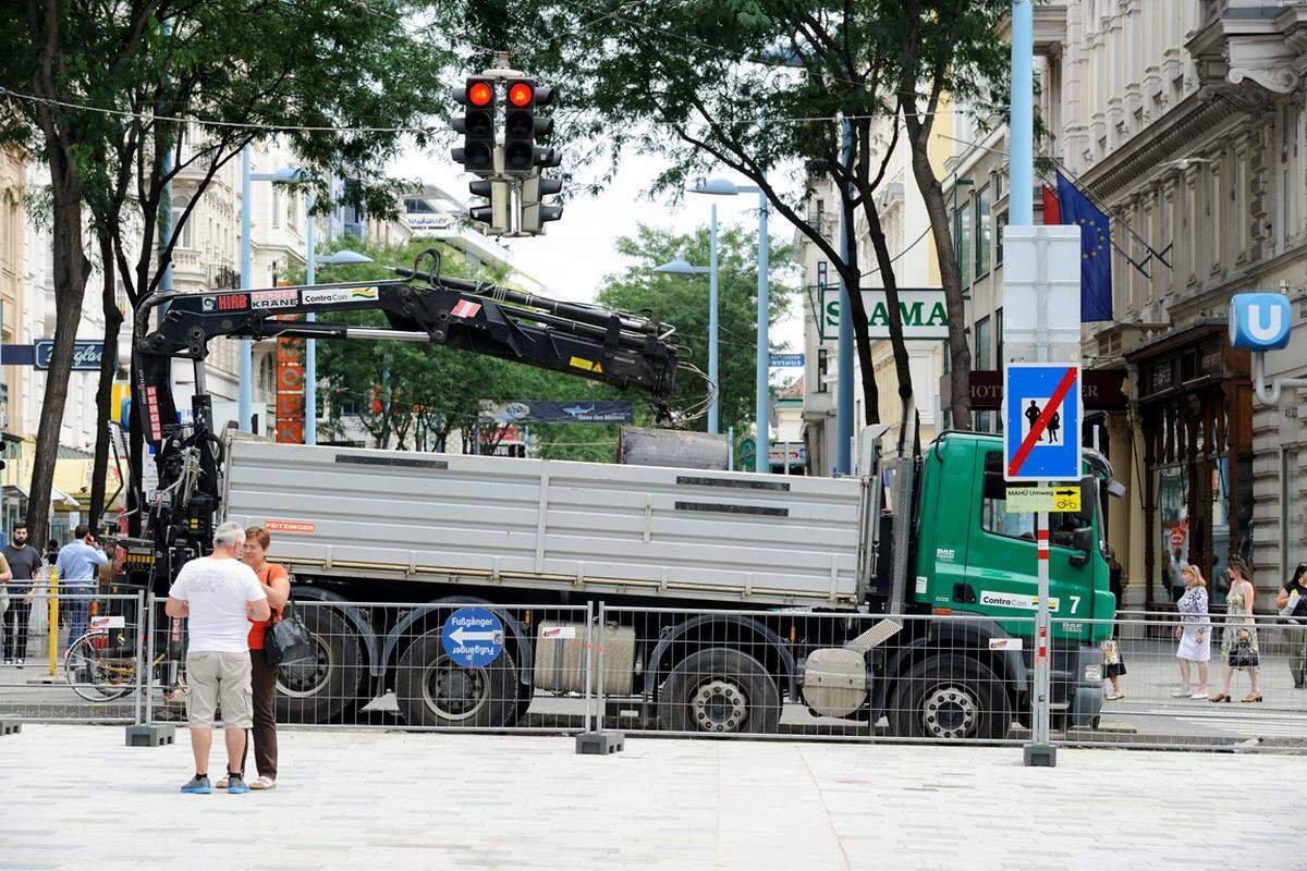 Die Einbahnregelung in den Begegnungszonen gilt bereits, die endgültige Beschilderung sowie Bodenmarkierungen will man jedoch erst anbringen, wenn der Umbau abgeschlossen ist.