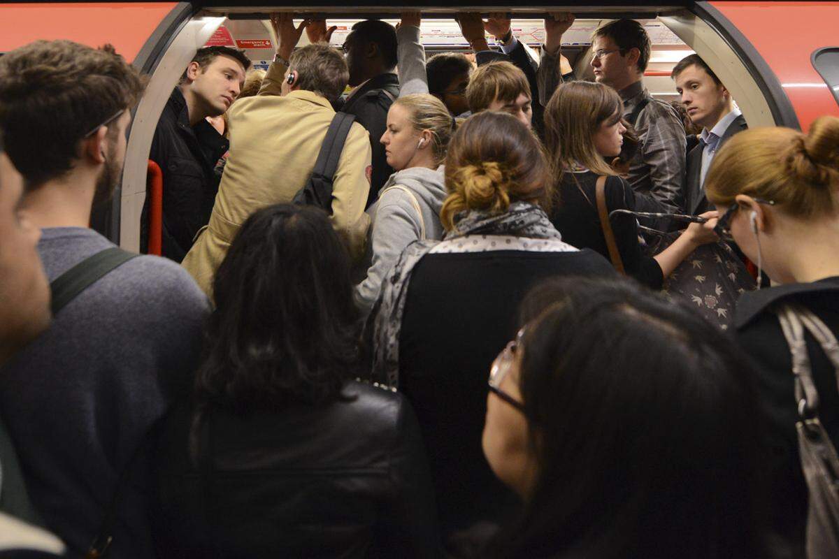 Die Stimmung schwankte zwischen Skepsis und Technikbegeisterung. Schnell aber siegte die Praktikabilität über ideologische Fragen. Schon im ersten Jahr nutzten 11,8 Millionen Passagiere die "Metropolitan Line", die Pionierlinie im Londoner Untergrund. London selber hatte damals gerade mal rund 3,2 Millionen Einwohner.