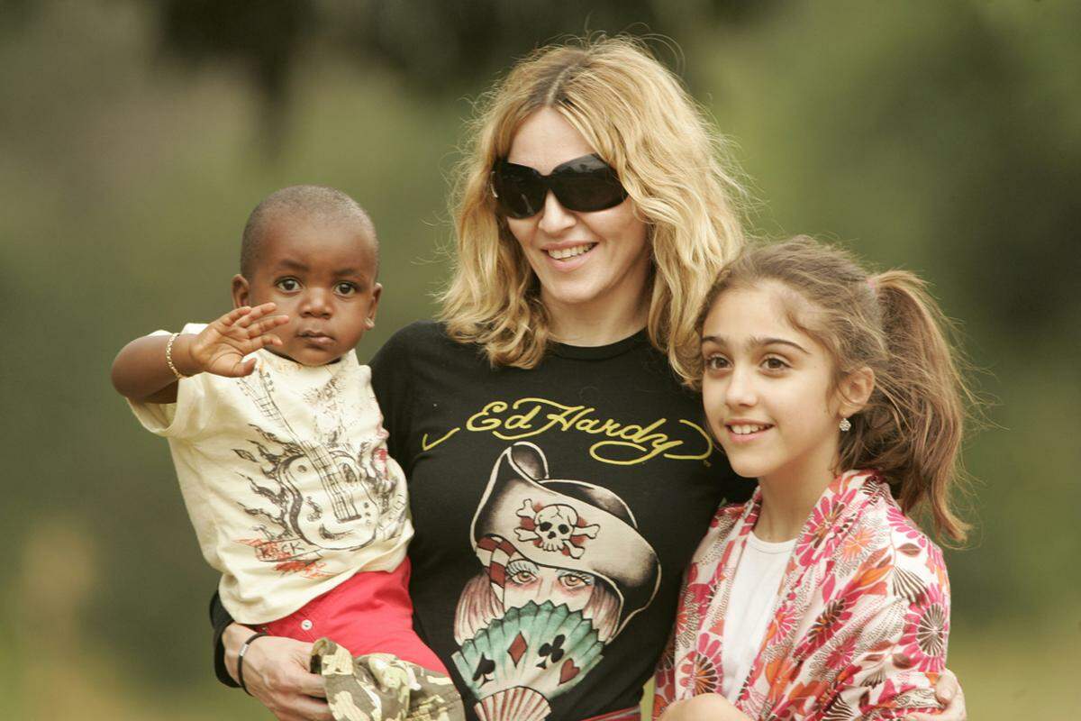 Pop-Star Madonna - immer am Puls der Zeit - gehört schon seit längerem zur Gruppe der prominenten Adoptiveltern.