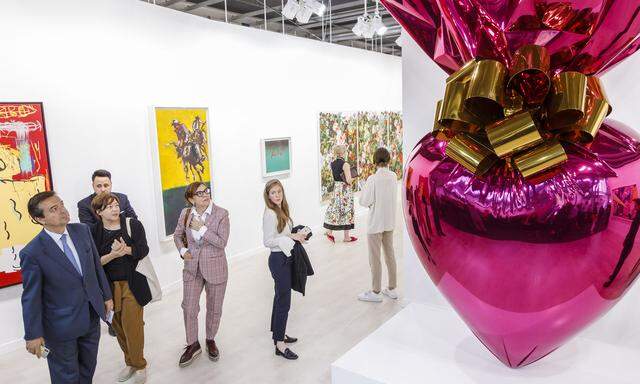 Das Kunstkapital wird bestaunt: Am Stand der Galerie Gagosian mit Jeff Koons verlockend glänzendem Riesenherz um 14,5 Millionen Dollar.