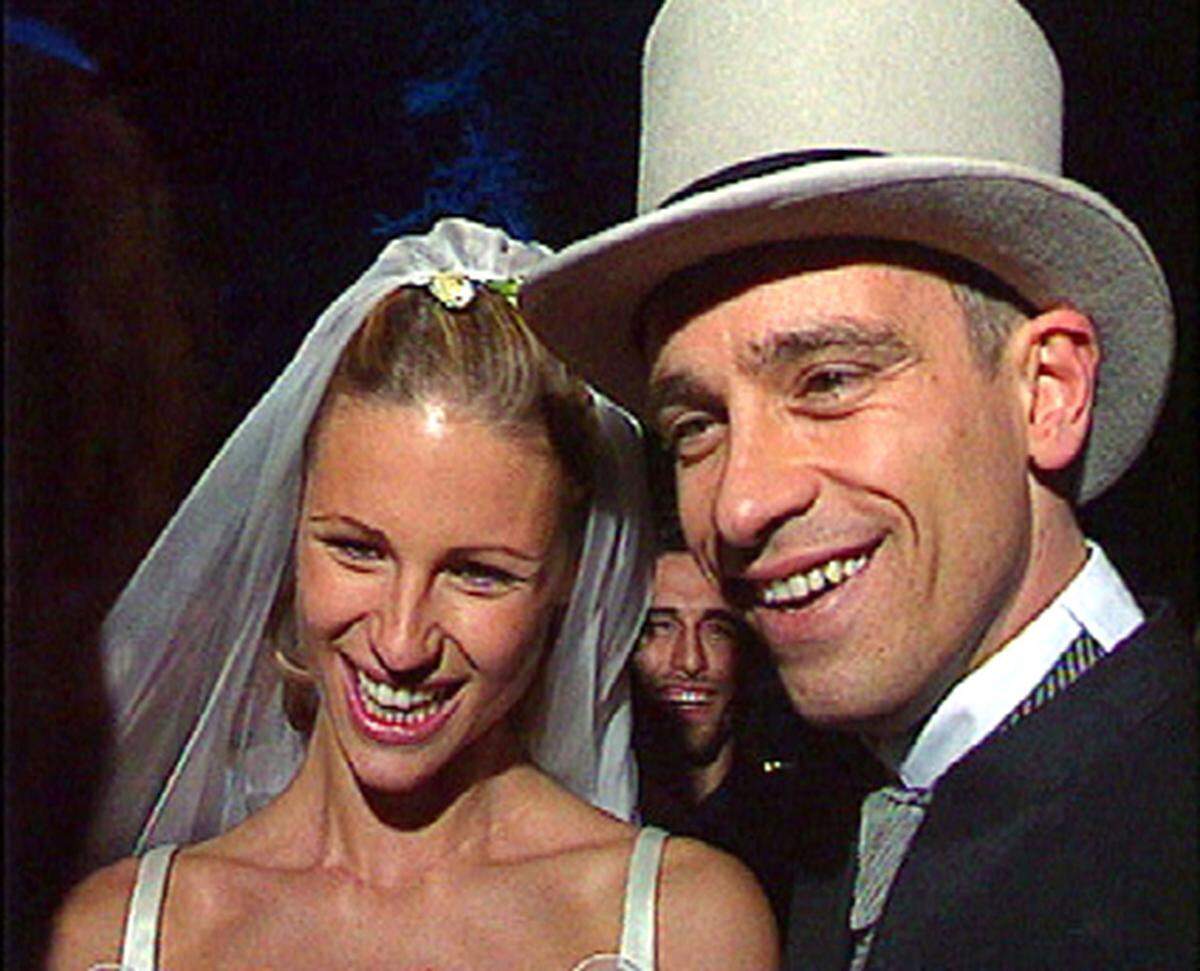 Am 24. April 1998 heirateten Hunziker und Ramazzotti. Seit 2002 leben beide allerdings wieder getrennt von einander. Am 25. März 2009 wurde ihre Ehe geschieden. Sie haben eine Tochter gemeinsam, die heute 15-jährige Aurora.