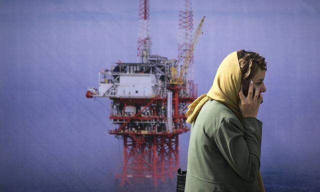 Eine Frau auf einer Erdöl-Messe im Teheran