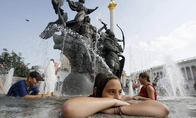 Badevergnügen im Zentrum von Kiew. Die meisten Ukrainer können sich Auslandsreisen nicht leisten.