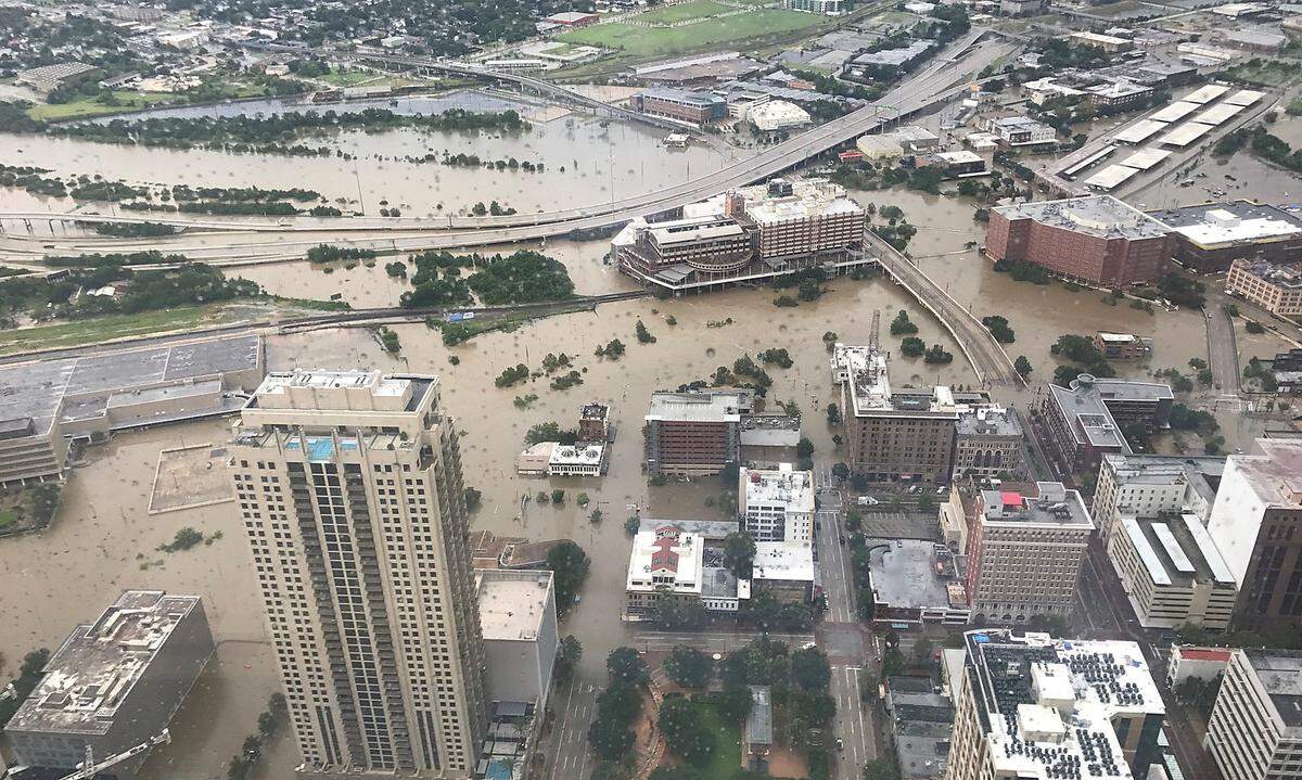 Laut Vorhersagen soll die viertgrößte Stadt der USA auch in den kommenden Tagen von schweren Regenfällen heimgesucht werden. Präsident Donald Trump will sich am Dienstag vor Ort ein Bild von der Lage machen.