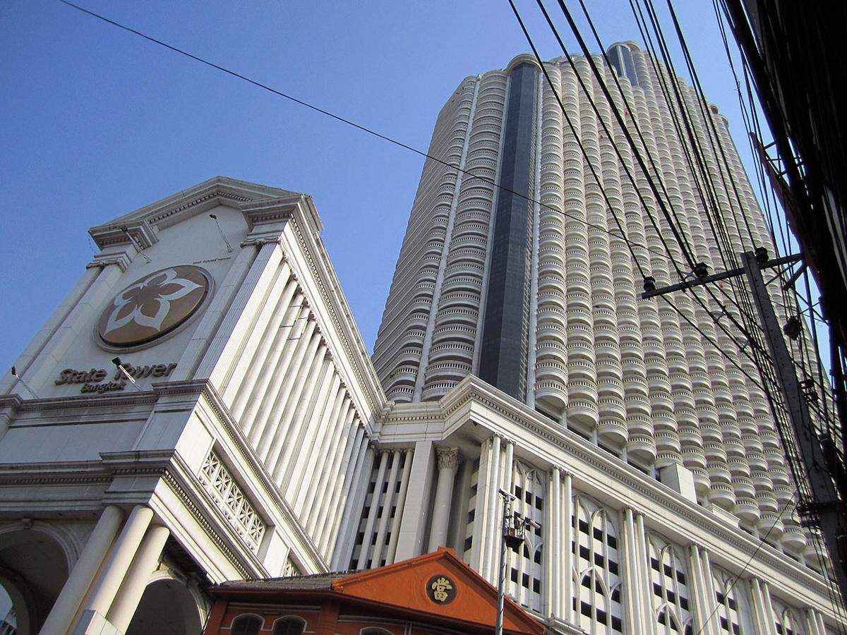 Luxusschuppen mit Vorbau: Lebua Hotel at State Tower, 1055 Silom Road, unweit der Skytrain-Hochbahn; das Gebäude ist nur in den obersten dreißig Stockwerken ein Hotel, dafür gibt es dort 350 Suiten. www.lebua.com 