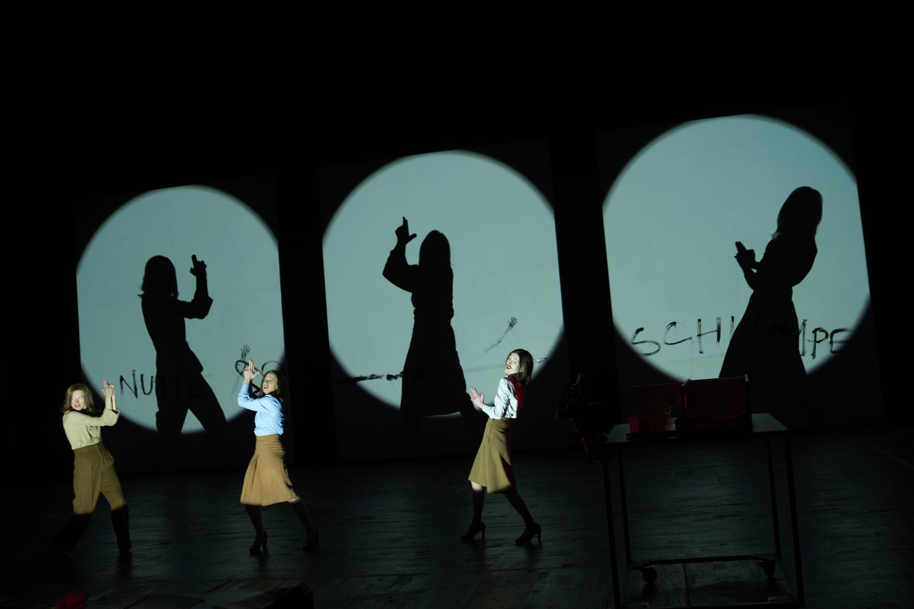 Der Ermordete ist schuldig, oder? „Die verlorene Ehre der Katharina Blum“ im Burgtheater [premium]