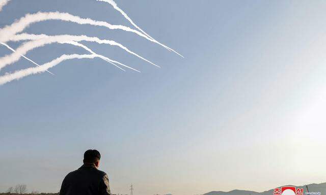 Der nordkoreanische Führer bei einem Raketentest.