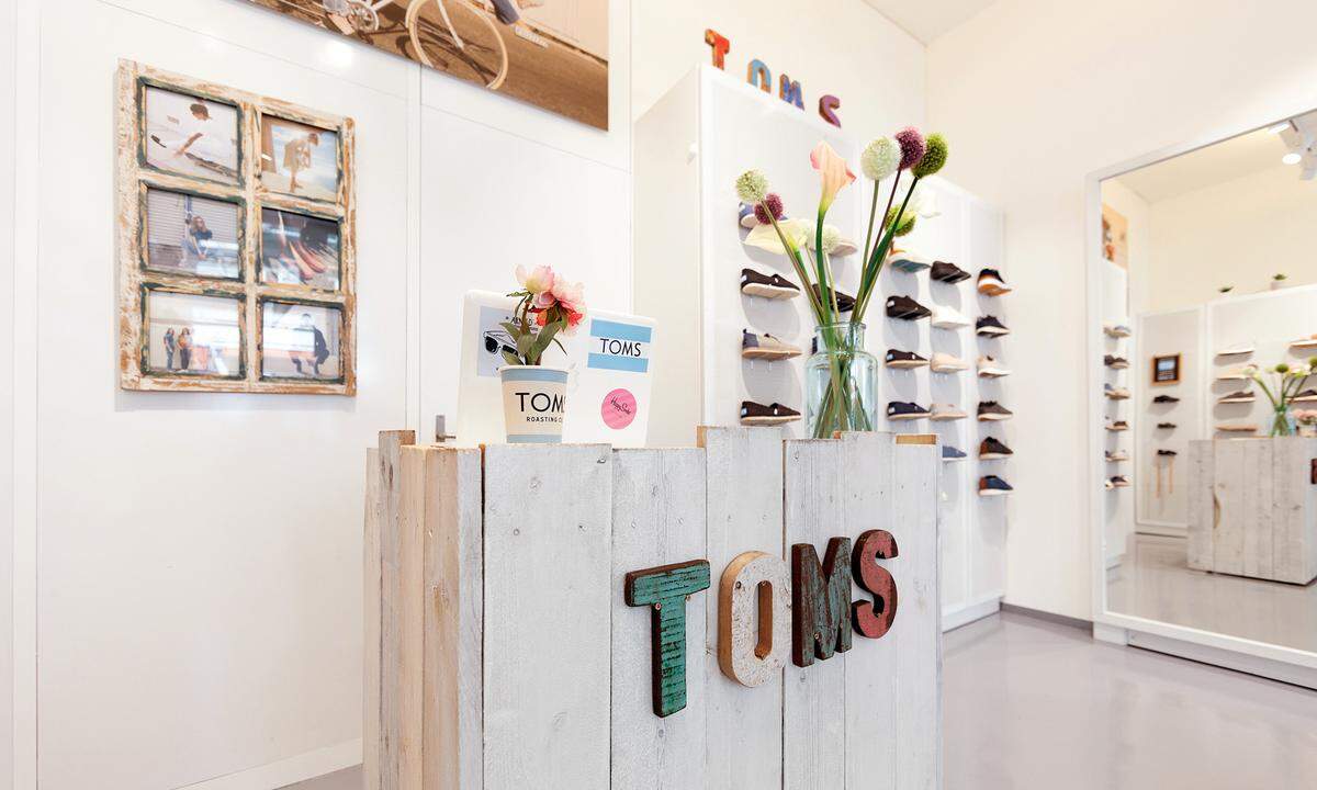 Toms. Seit Anfang April gibt es den Shop Toms by Arnold’s im 7. Bezirk. Auf 45 Quadratmetern werden Sandalen, Sneakers, ein veganes Schuhsortiment und Sondereditionen angeboten. Siebensterngasse 52, 1070 Wien.