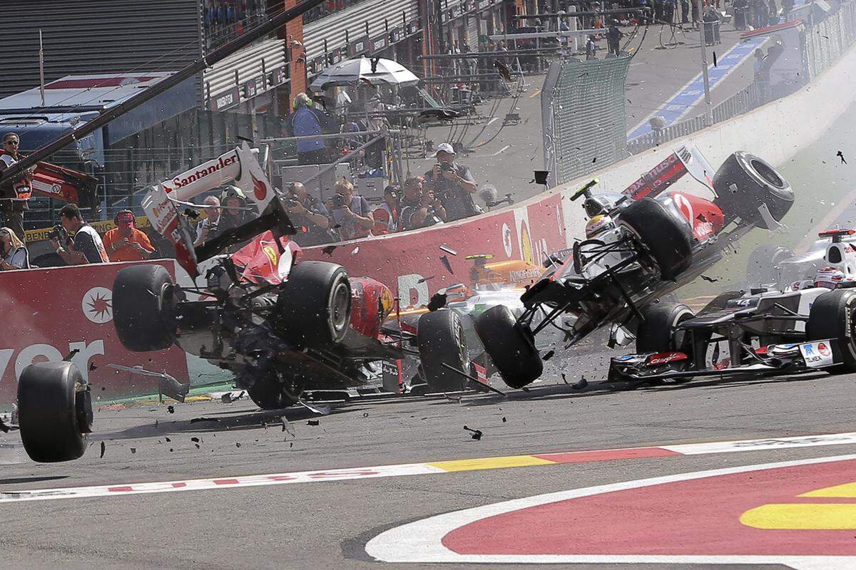 2. September, Francorchamps, Belgien. Lewis Hamilton (rechts) und Fernando Alonso verschrotten ihre Boliden nach dem Start zum Belgien-Grand-Prix.