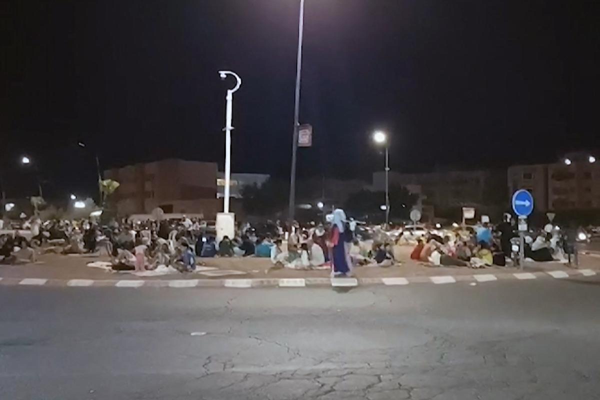 Aus Angst vor Nachbeben versammeln sich Menschen auf der Straße.