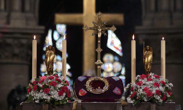 Ein Splitter des Heiligen Kreuzes und ein Nagel sollen sich ebenfalls in Notre-Dame befunden haben. Die Flammen hätten auch diesen Kirchenschatz verschont, heißt es.