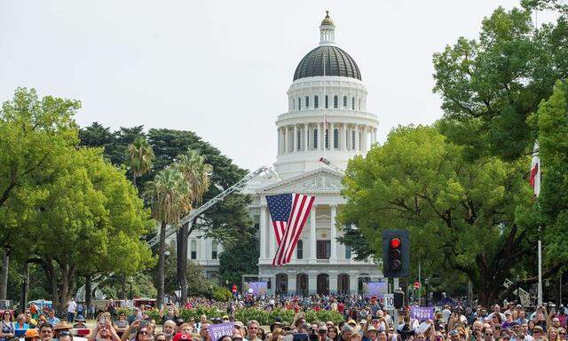 Noch wird vor dem Capitol in Sacramento die US-Flagge bejubelt.