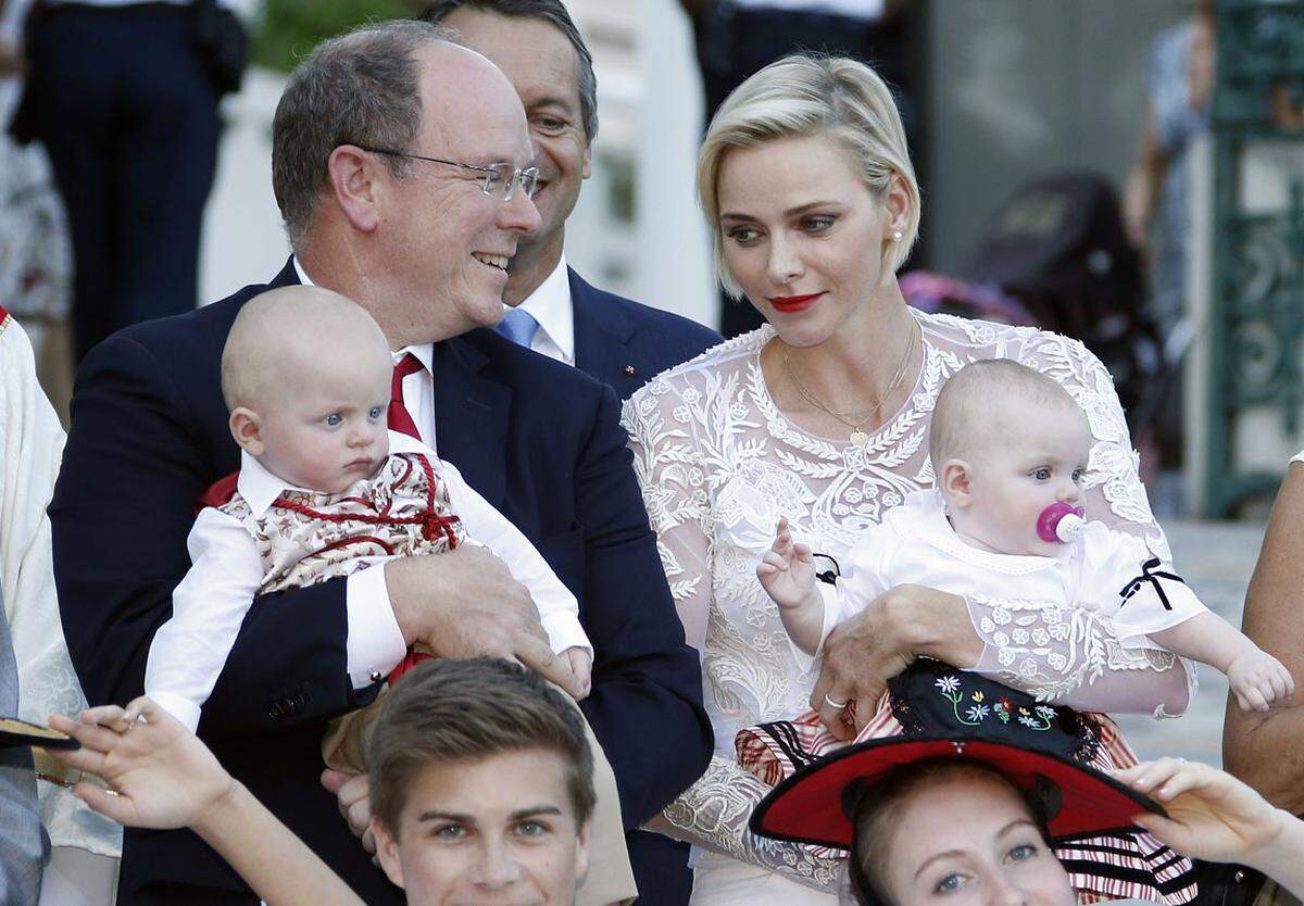Auch Fürst Albert II. von Monaco ist zum Auftakt der Olympischen Spiele nach Brasilien geflogen - allerdings ohne seine Frau Charlene und die kleinen Zwillinge Prinzessin Gabriella und Prinz Jacques. Danach sei eine private Reise der Familie geplant - wohin sie geht, das wollte der Grimaldi-Palast aber nicht verraten.