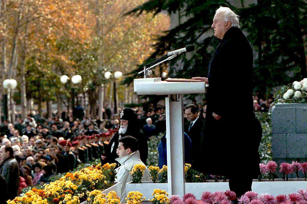 1992 wurde Schewardnadse nach dem Sturz des nur kurz amtierenden Präsidenten Swiad Gamsachurdia Staatsoberhaupt seiner georgischen Heimat. 1995 wurde er in diesem Amt bestätigt, das Bild zeigt ihn während seiner Rede zur Amtseinführung im November.