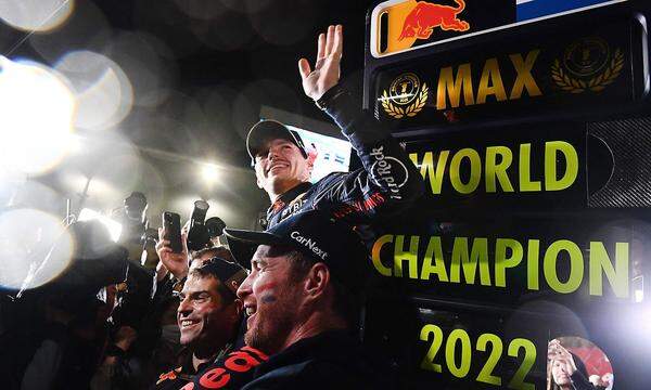 Max Verstappen feiert seinen zweiten Weltmeistertitel.