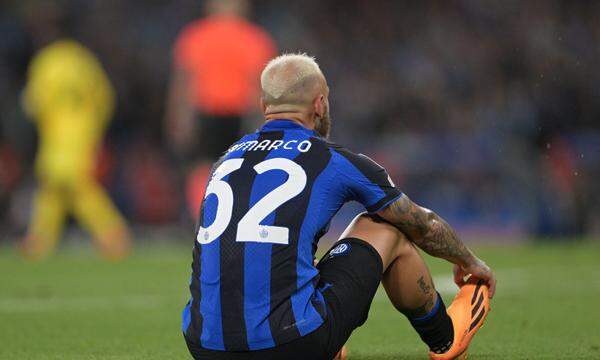 Inter Mailands Federico Dimarco ist am Boden zerstört.