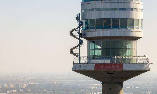 Eine Rutsche am Donauturm: Am Dienstag wurden die Teile der angeblich höchsten Rutsche Europas per Hubschrauber geliefert.