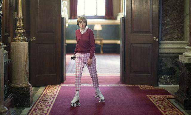 Auch Rollschuhe passen ihr: Lady Diana im Buckingham Palace, auf Charles wartend