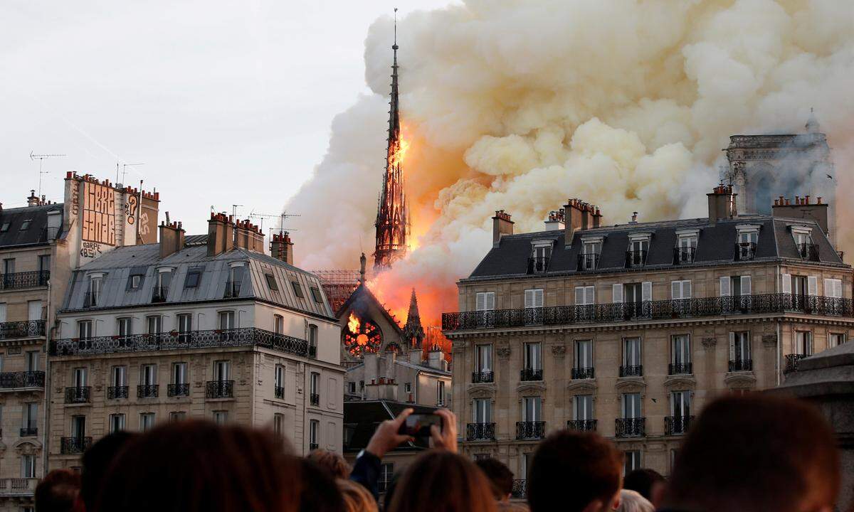 15. April 2019. Ein Ereignis, das auch vielen in Erinnerung bleiben wird: der Brand in der Kathedrale Notre-Dame in Paris. Feuerzungen schlugen aus dem Spitzturm, der wenig später einstürzte. Ob dieser Turm wieder aufgebaut werden soll, darüber wird noch gestritten.