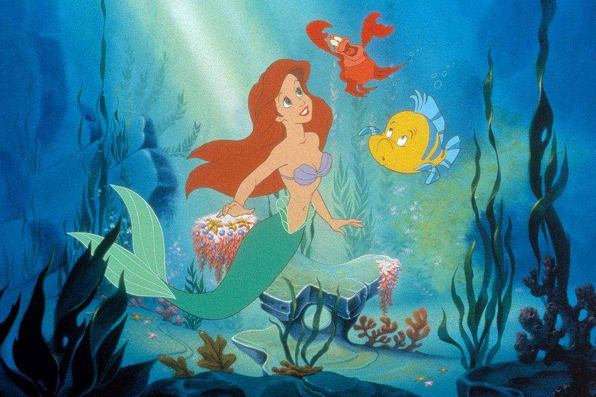 Wie andere Filme aus dem Hause Disney nimmt sich auch Arielle ein Märchen als Vorbild, doch bei Hans Christian Andersen ging die Geschichte für die Meerjungfrau bekanntlich weniger gut aus. Der Musicalfilm war ein Kassenerfolg und leitete eine goldene Ära für Disney ein, auf den "Die Schöne und das Biest", "Aladdin" und "König der Löwen" folgten. Im Deutschen gibt es übrigens zwei Versionen: das Original von 1990 wurde 1998 aus "kreativen Gründen" neu synchronisiert - was viele Fans irritierte.