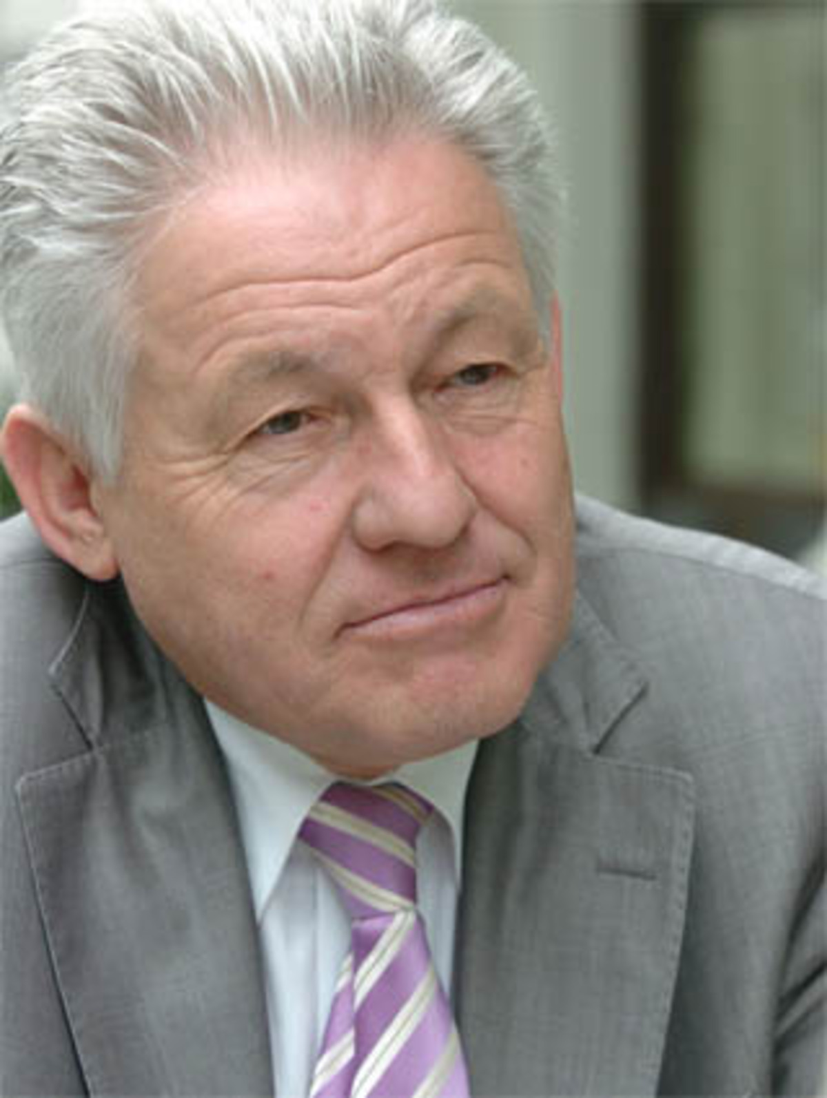 Der promovierte Jurist Pühringer, der am 30. Oktober seinen 60. Geburtstag feiert, war während des Studiums als Religionslehrer tätig und ist seit 1995 Landeshauptmann. Seit 2003 arbeitet seine ÖVP mit den Grünen zusammen, Präferenzen für eine künftige Koalition nannte er bisher nicht. Der Wahlkampf ist voll auf ihn zugeschnitten: Er ist auf vielen der Plakate zu sehen und die Volkspartei geht als "ÖVP - Liste Landeshauptmann Dr. Josef Pühringer" ins Rennen. Hobbys des Spitzenkandidaten, der verheiratet und Vater von drei Kindern ist: Wandern, Laufen, Saunieren und Lesen.