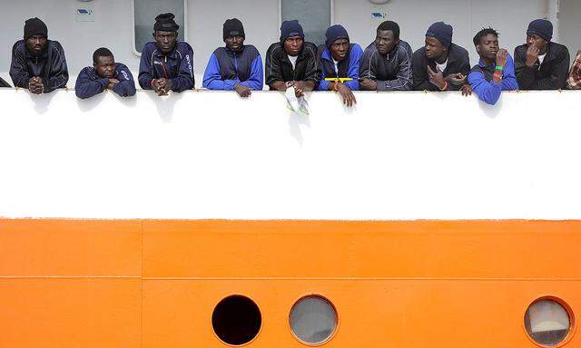 Die Migranten an Bord der "Aquarius" sollen schließlich in Spanien an Land gehen dürfen.
