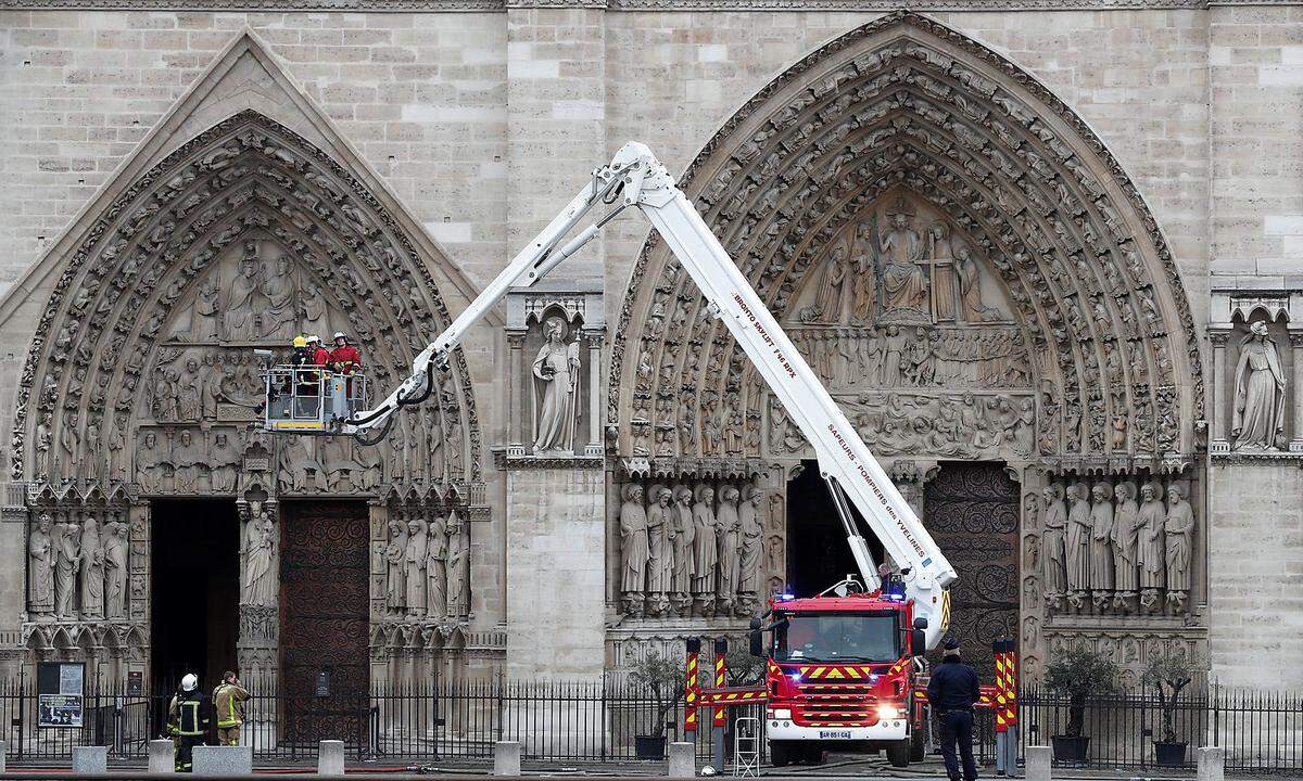 In den frühen Morgenstunden vermeldete die Feuerwehr, dass der Brand "vollkommen unter Kontrolle" sei. Derzeit sind Experten vor Ort und bewerten die Einsturzgefahr. Erst dann werden die Einsatzkräfte wieder in die Kathedrale gelassen, um mit den Aufräumarbeiten zu beginnen.