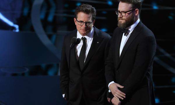 Michael J. Fox und Seth Rogen entstiegen einem Delorean. Großer Jubel für Fox, der seit seiner Parkinson-Erkrankung nicht mehr so oft in der Öffentlichkeit auftritt.