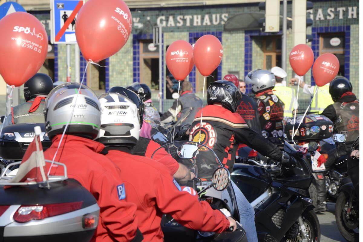 Ein Höhepunkt der Parade vor dem Rathaus waren die Motorradfahrer der "Red Biker", hier bei ihren morgendlichen Start am Bahnhof Praterstern. Etwa 35 Biker nahmen am Maiaufmarsch teil. "Das Rathaus plant uns mittlerweile schon speziell ein", sagte der rote Biker Martin. Warum? "Weil wir einfach auffallen."
