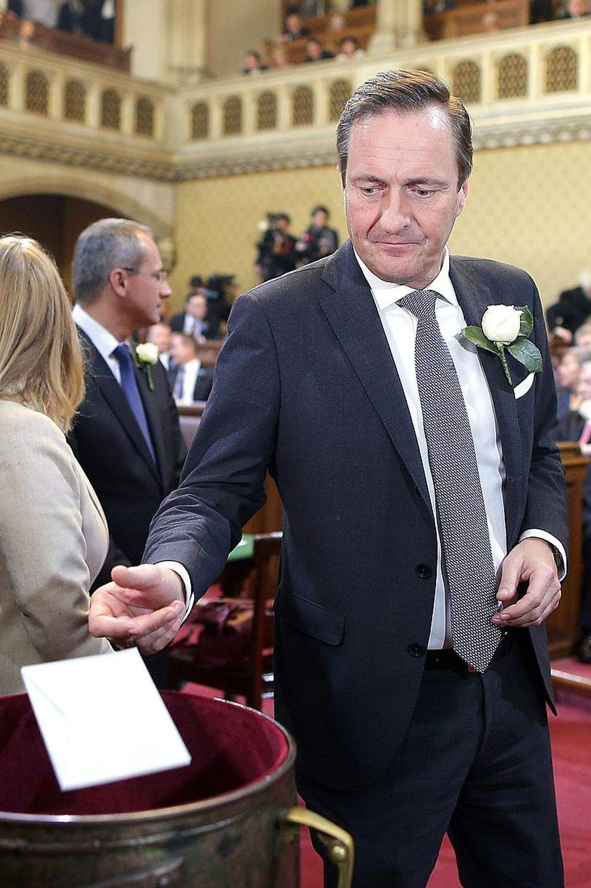 ...  die ÖVP (im Bild Ex-Parteichef und nunmehriger Klubobmann Manfred Juraczka) hatten weiße Rosen angesteckt.