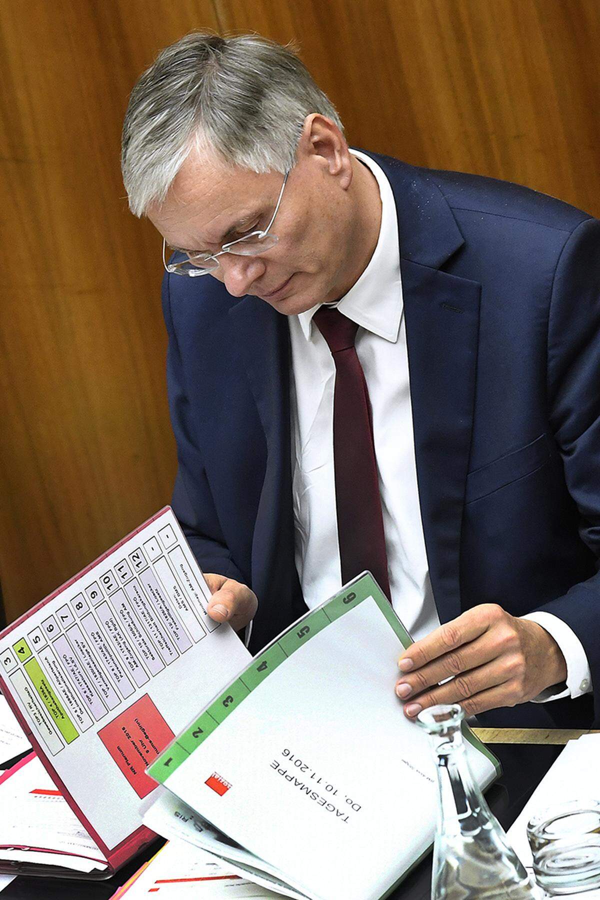 "Wenn ich mich ganz ausziehen würde, würde die ÖVP verlangen, dass ich meine Haut auch noch hergebe."  Mehr als das letzte Hemd will Sozialminister Alois Stöger (SPÖ) bei der Mindestsicherung nicht hergeben.