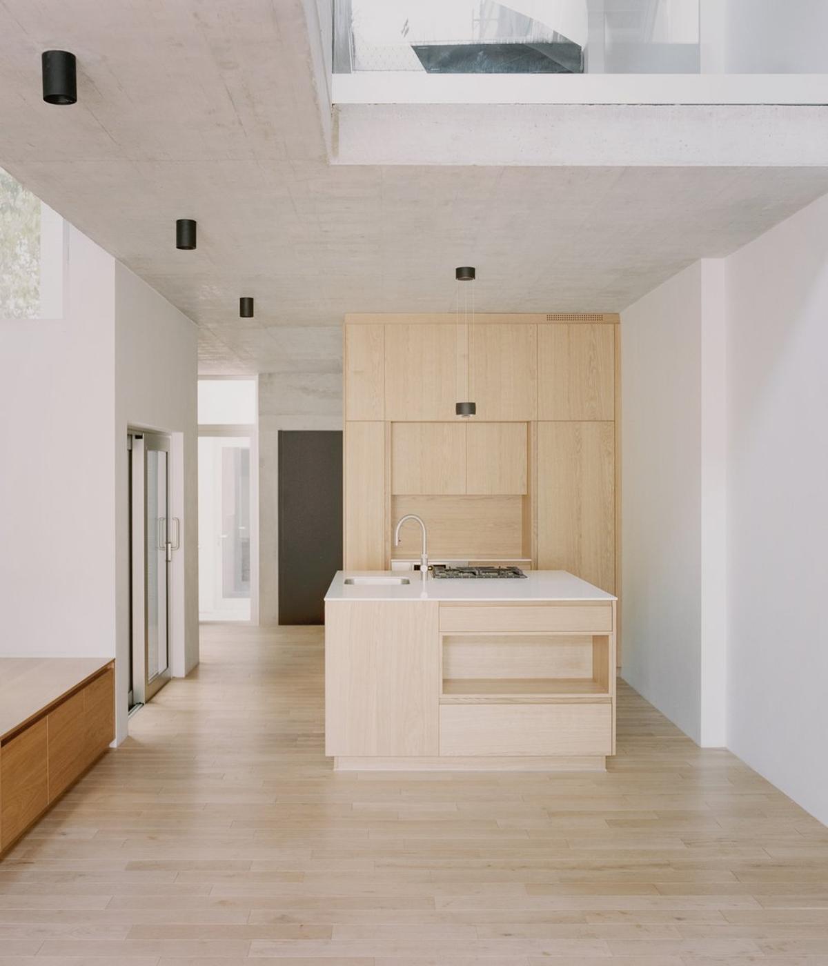 In die Höhe zu planen schafft Stauraum - auch bei größerem Wohnen wie bei diesem Townhouse in Neubau von PSLA.