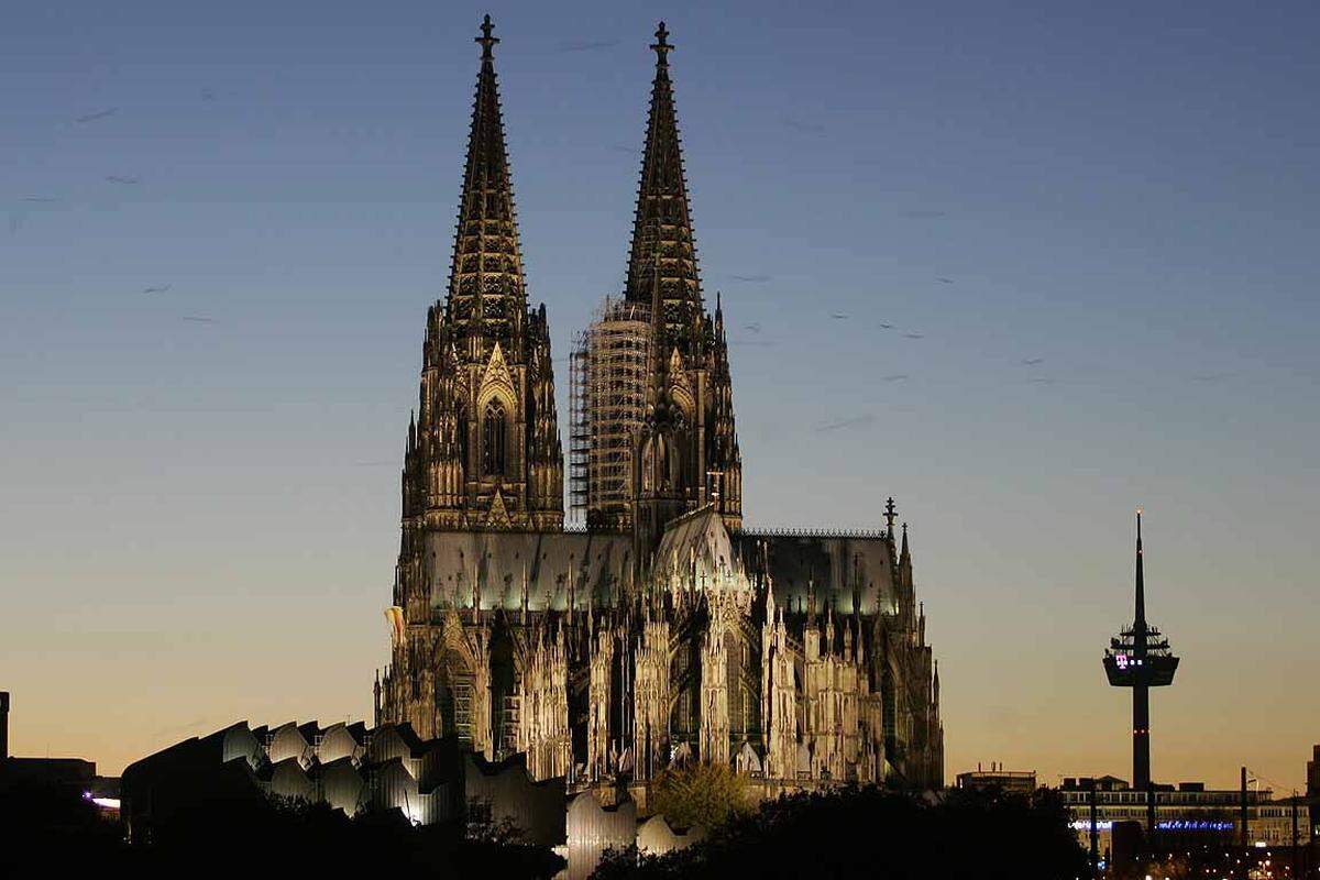 Die Hohe Domkirche zu Köln zählt seit 1996 zum UNESCO-Weltkulturerbe. Der Kölner Dom ist mit 157,38 Metern Höhe nach dem Ulmer Münster das zweithöchste Kirchengebäude Europas.