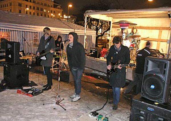 Die Band versucht mit harten Gitarrenriffs etwas einzuheizen.