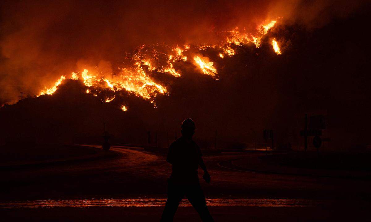 Die Umweltorganisation befürchtet, "dass im gesamten Mittelmeerraum in diesem Jahr erneut mehr als eine halbe Million Hektar Wald in Flammen aufgehen werden". Im Bild: Die Feuerwalze nähert sich dem Kermerkoy Kohlekraftwerk in Oren.