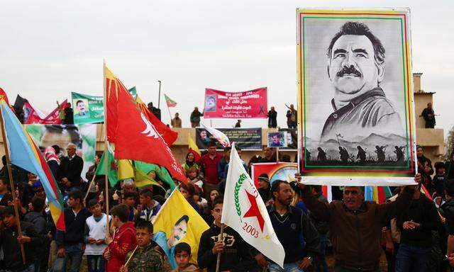 Ein kurdischer Demonstrant im syrischen Qamishli hält ein Porträt des inhaftierten Kurdenführers Abdullah Öcalan.