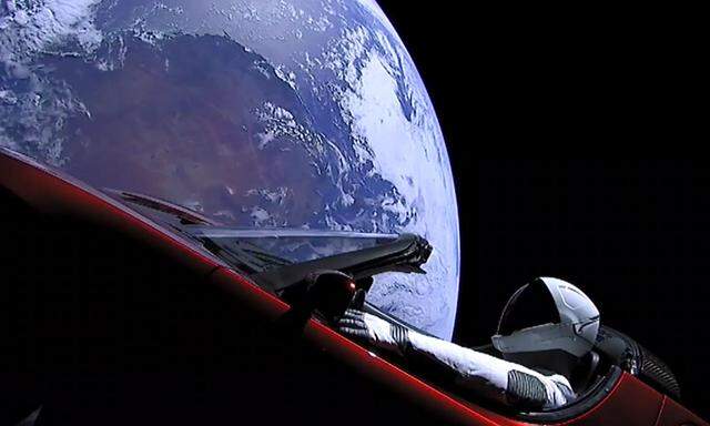 Ein rotes Exemplar des Tesla Roadster, Elon Musks eigenes, wurde im Februar 2018 ins All geschossen.