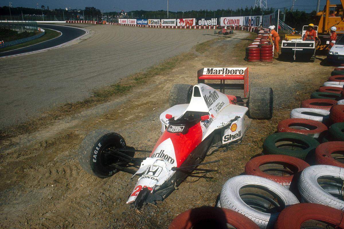 Die Fehde dauerte auch nach Prosts Wechsel zu Ferrari an. 1990 kam es erneut zu einer Kollision zwischen Prost und Senna. Senna drängte den Franzosen in der ersten Kurve absichtlich ab, wie er ein Jahr später zugab. Prost hätte gewinnen müssen, um seine WM-Chance zu wahren.Nach dem Rennen erklärte Prost: "Alles, was hier passiert ist, hat der Welt sein wahres Gesicht gezeigt. Für ihn ist es viel wichtiger, die Weltmeisterschaft zu gewinnen als für mich. Es ist das einzige, was er im Leben hat. Er ist völlig durchgeknallt. Dieser Mann ist wertlos."Im Bild: Das Wrack von Sennas Boliden.