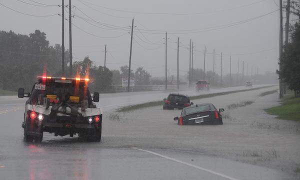 Zwei Krankenhäuser in Houston mussten evakuiert werden. Auch die wichtigsten Schnellstraßen waren von den Überschwemmungen betroffen. "Die Straßen, auf denen du täglich fährst, sind vollständig unter Wasser", sagte der Bewohner John Travis.