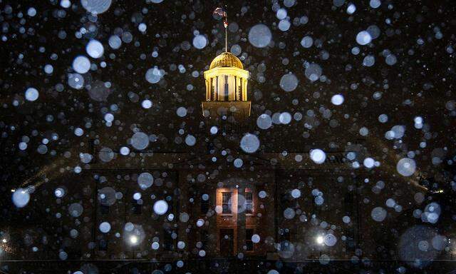 Schneefall hat vor dem Old Capitol Building in Iowa City eingesetzt.