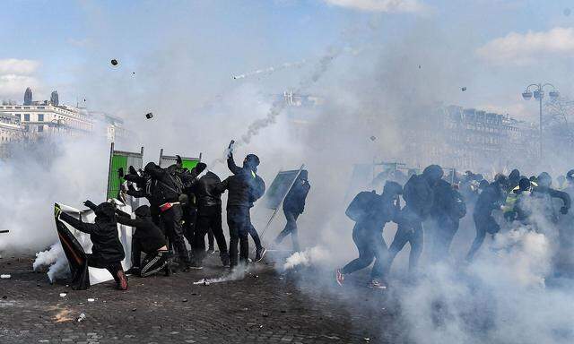 TOPSHOT-FRANCE-POLITICS-SOCIAL-DEMO