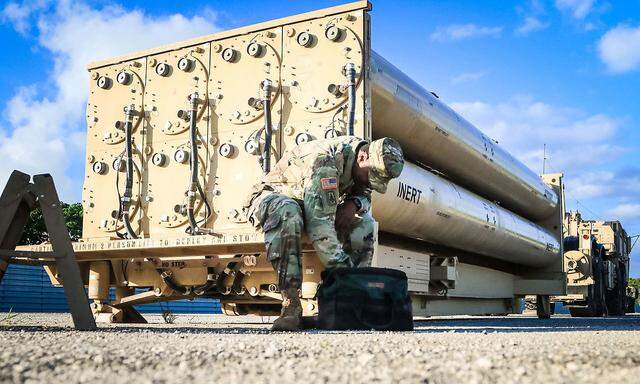 Archivbild: Ein US-Soldat vor einer Waffe des Terminal High Altitude Area Defense Systems (THAAD)