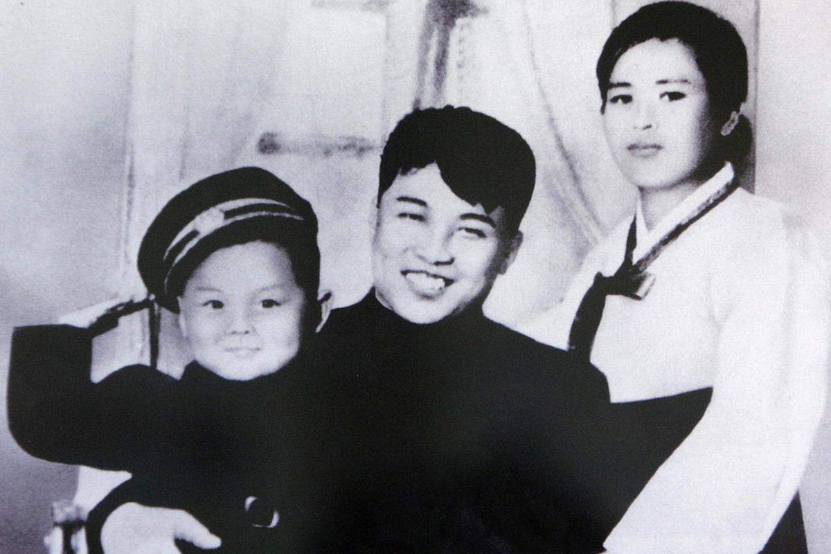 Nach offizieller Darstellung wurde Kim am 16. Februar 1942 in einem anti-japanischen Camp in Korea geboren, genau 30 Jahre nach seinem Vater, dem "Ewigen Präsidenten". Am Himmel sollen ein Stern und ein doppelter Regenbogen erschienen sein.Kim Il-sung mit seiner ersten Ehefrau Kim Jong-suk und Kim Jong-il als Kind