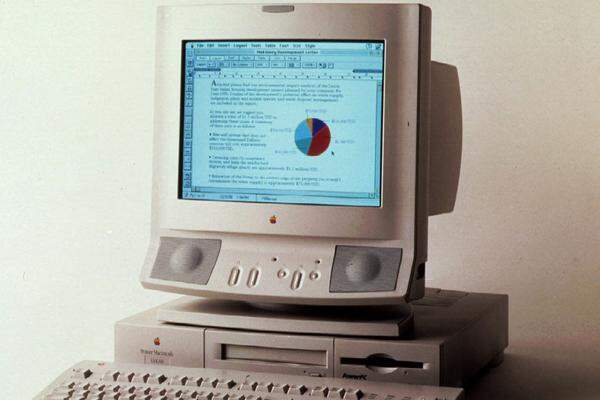 Spätestens mit der Einführung von Windows 95 im August 1995 etablierte Microsoft sein Windows-System als ebenbürtig zum Macintosh, auch wenn Mac-Fans dies bis heute bestreiten. 1997 stand Apple kurz vor der Pleite: Der Marktanteil des Macs war auf einen niedrigen einstelligen Prozentsatz geschrumpft. Interne Versuche, das inzwischen betagte Mac-Betriebssystem abzulösen, scheiterten. In seiner Not wandte sich der damalige Apple-Chef Gil Amelio 1997 an Steve Jobs, um seine Firma NeXT samt Betriebssystem zu kaufen und Jobs zu Apple zurückzuholen.Im Bild: Der Power Mac von 1994