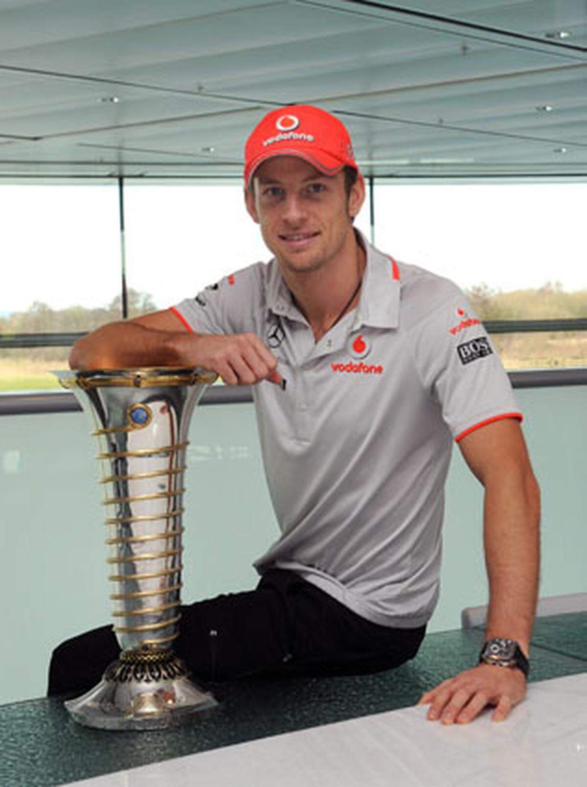 Der regierende Weltmeister konnte sich beim neuen Mercedes-Werksteam, dem Nachfolger seines bisherigen Rennstalls BrawnGP, nicht mit seinen Gehaltswünschen durchsetzen. 2010 startet Button daher für McLaren. Dort wird der Champion kolportierte 20 Millionen Euro in den nächsten drei Jahren verdienen.