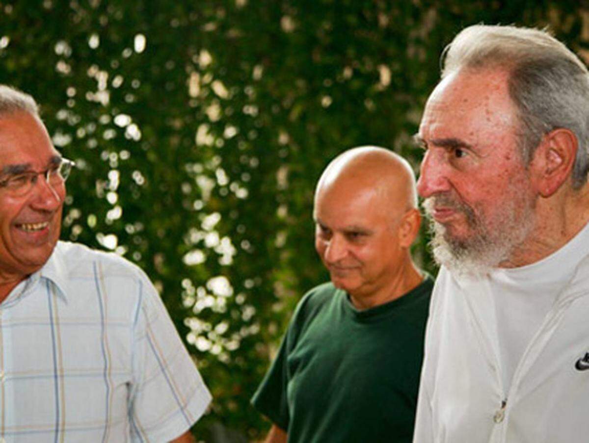 Auf vier Fotos ist der Besuch Fidel Castros in einem Wissenschaftsinstitut in Havanna dokumentiert – es sind die ersten offiziellen Aufnahmen des damals 83-Jährigen seitdem er für mehrere Monate nicht mehr in der Öffentlichkeit zu sehen war.