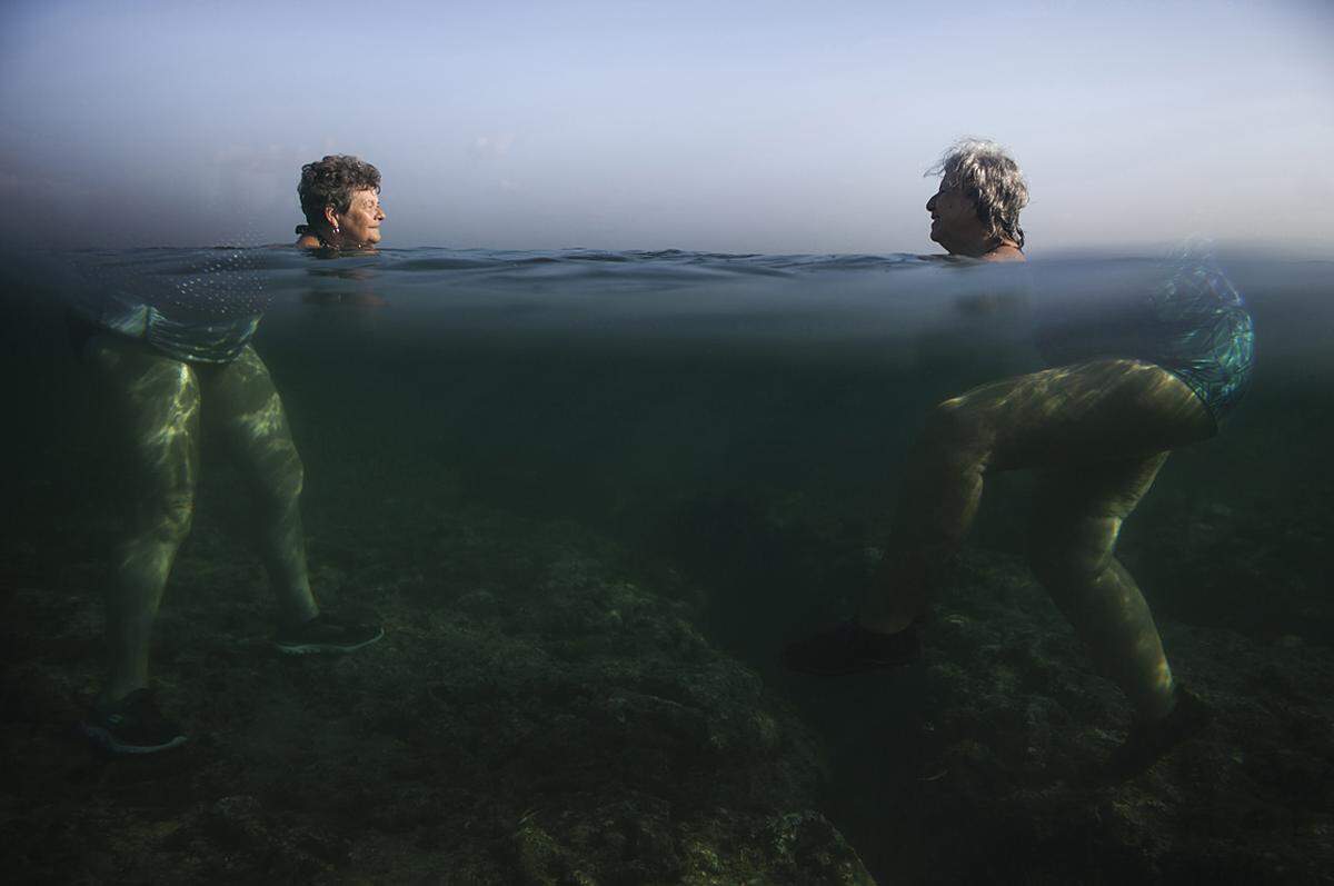 "Cuba Beach": In Havanna schwimmen am 28. April 2015 Frauen im Meer. Das Wasser hatte 39,1 Grad - nur 0,1 Grad weniger als die Rekordtemperatur für die Insel.  