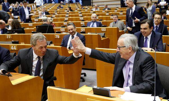 Nigel Farrage (li.) hat gut lachen - Großbritannien muss das neue Budget der EU ab 2021 nicht mehr mittragen. EU-Kommissionspräsident Jean-Claude Juncker (re.) nennt die Budgetpläne "vernünftig".