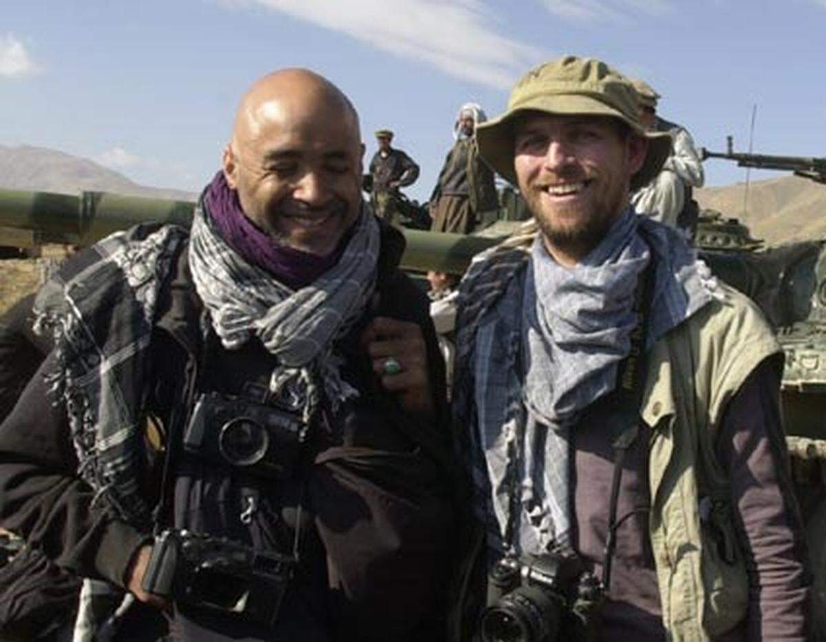 Thomas Seifert gemeinsam mit dem gefeierten Kriegsfotografen Stanley Greene in einem Armeestützpunk der Nordallianz. Das Ziel der Allianz, einem Zusammenschluss verschiedener afghanischer Gruppen: die Bekämpfung der Taliban.