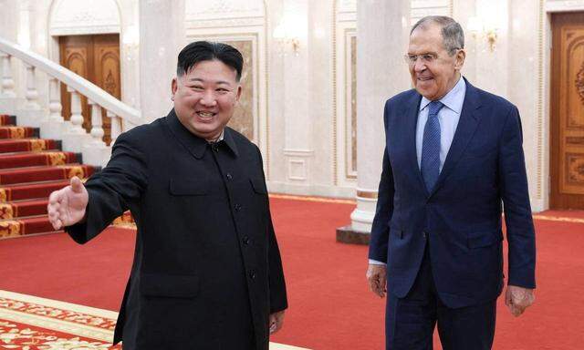 Neue beste Freunde: Nordkoreas Diktator Kim Jong-un empfängt den russischen Außenminister Lawrow. 